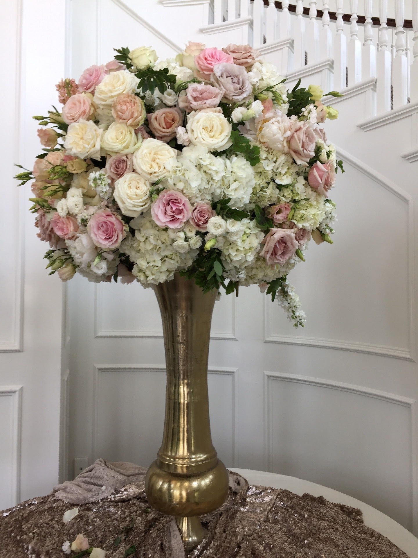 pink-white-and-gold-wedding-flower