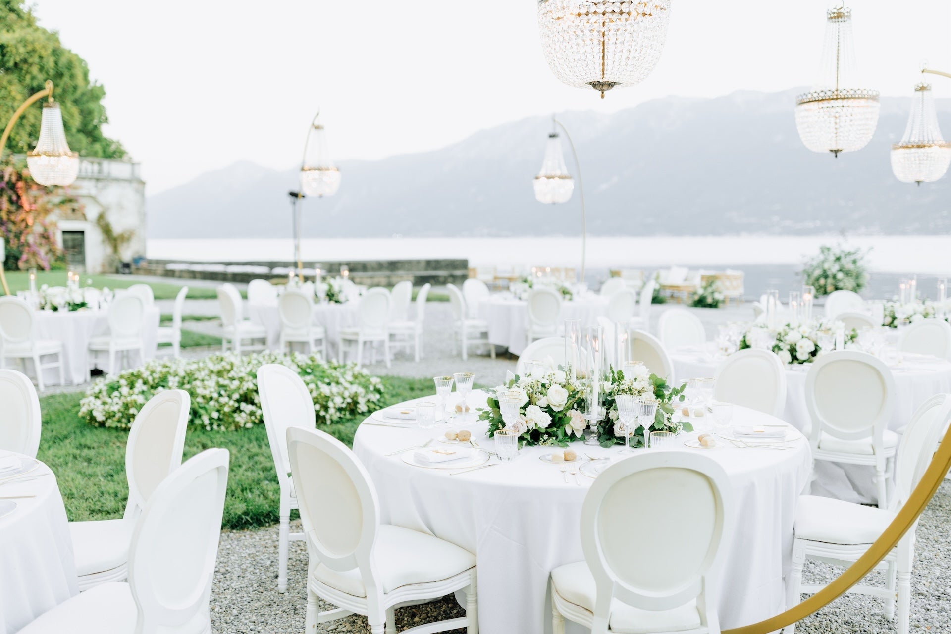 vancouver-bc-out-door-wedding-reception-decorated-with-white-flowers