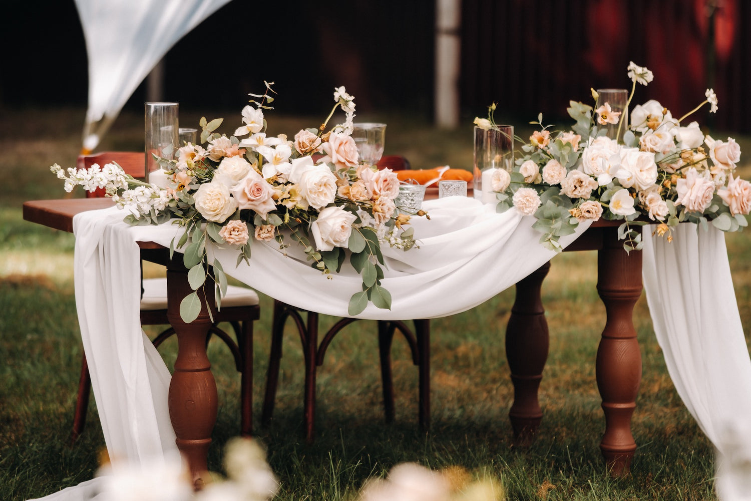 wedding-table-decoration-with-flowers-on-the-table