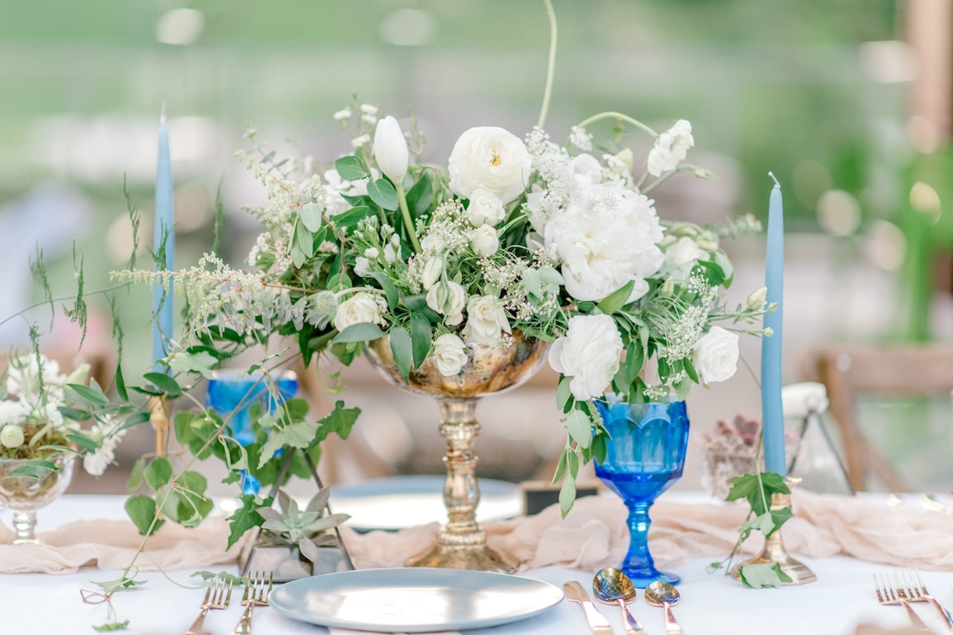 light-and-airy-wedding-table-flower-arrangements-vancouver-bc