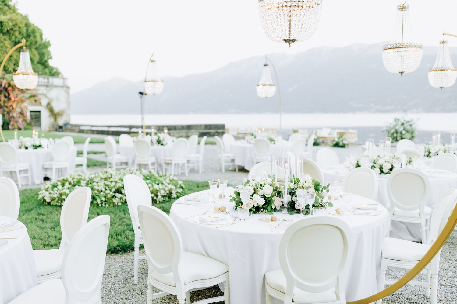 vancouver-bc-out-door-wedding-reception-decorated-with-white-flowers