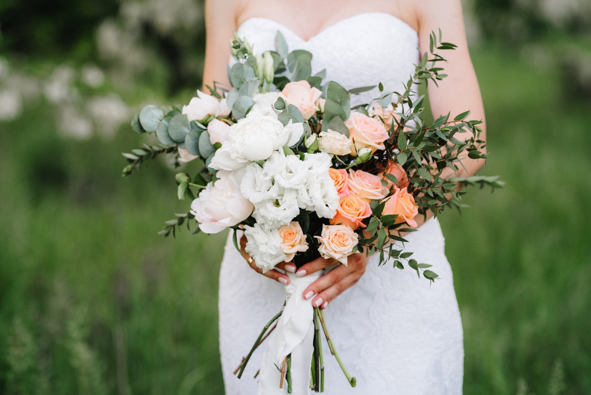 wedding-flowers-bouquet-peach-white