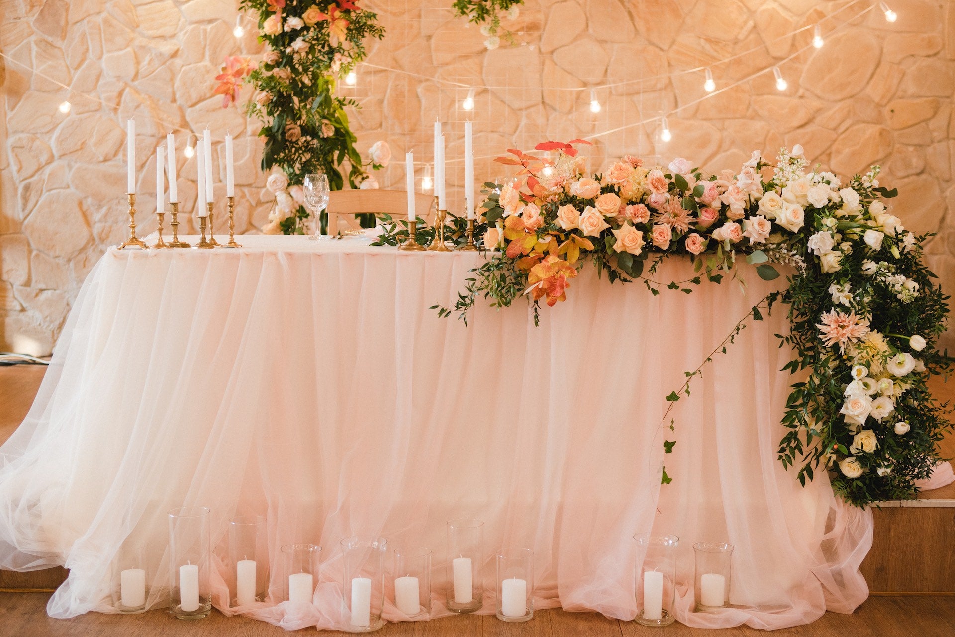 Vancouver-BC-wedding-reception-headtable-flower-arrangement