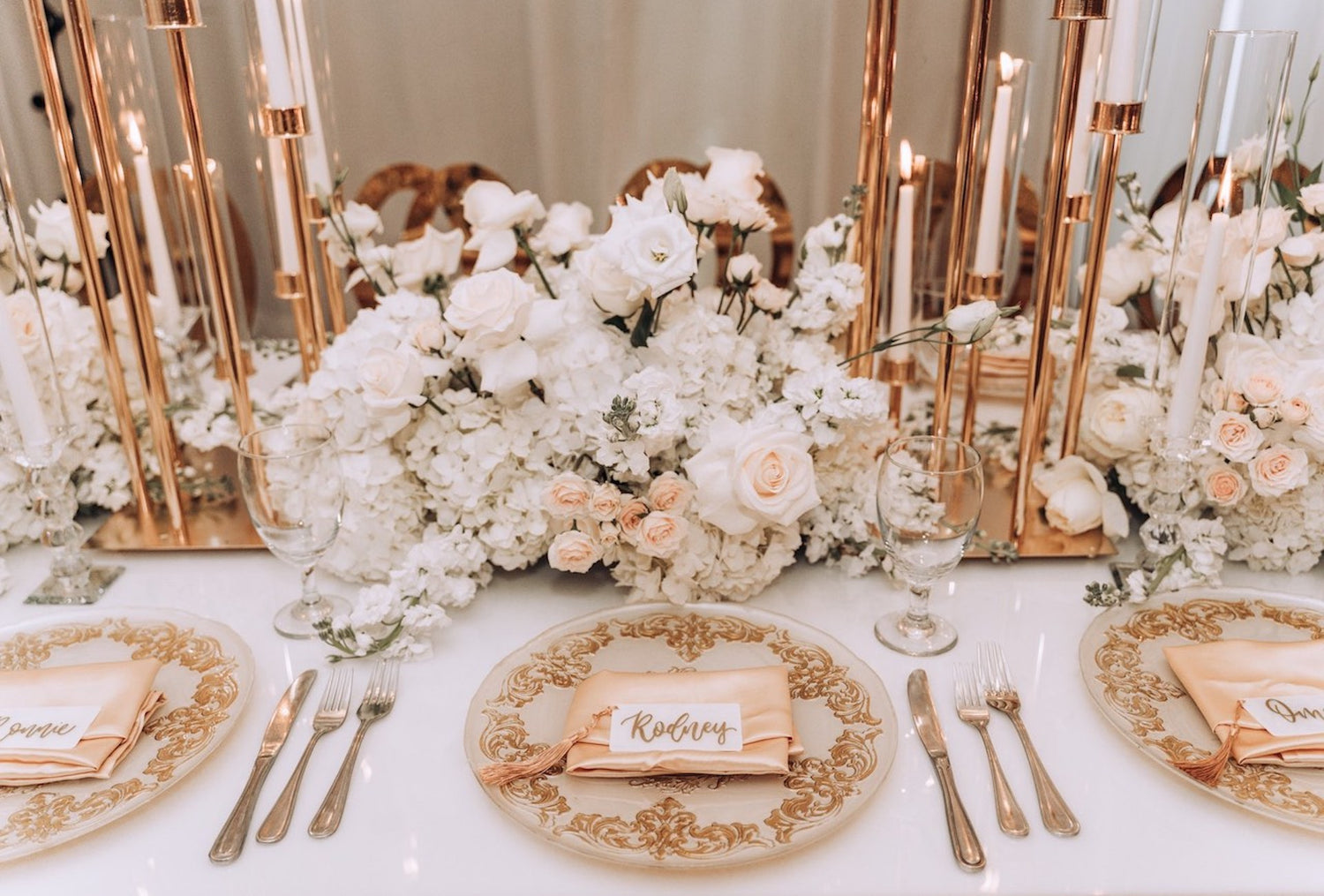 wedding-reception-table-setting-with-floral-arrangement
